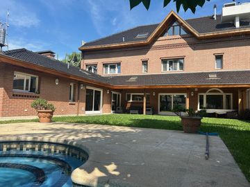 La mejor residencia en venta de Villa Ballester, gran calidad de construccion, posible permuta