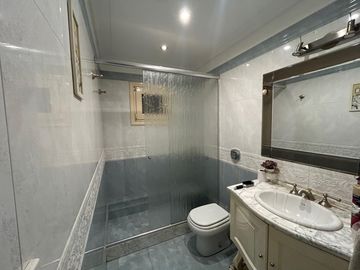 La mejor residencia en venta de Villa Ballester, gran calidad de construccion, posible permuta