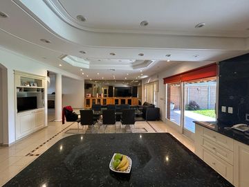 La mejor residencia en venta de Villa Ballester, gran calidad de construccion, posible permuta