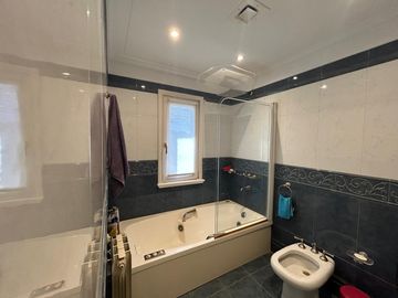 La mejor residencia en venta de Villa Ballester, gran calidad de construccion, posible permuta