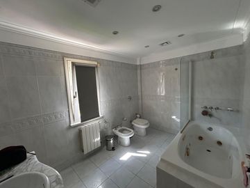 La mejor residencia en venta de Villa Ballester, gran calidad de construccion, posible permuta