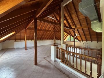 La mejor residencia en venta de Villa Ballester, gran calidad de construccion, posible permuta