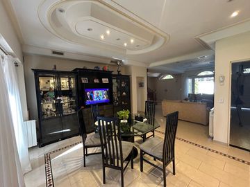 La mejor residencia en venta de Villa Ballester, gran calidad de construccion, posible permuta