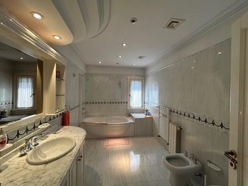 La mejor residencia en venta de Villa Ballester, gran calidad de construccion, posible permuta