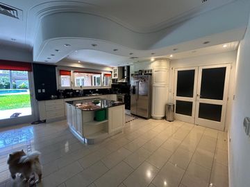 La mejor residencia en venta de Villa Ballester, gran calidad de construccion, posible permuta