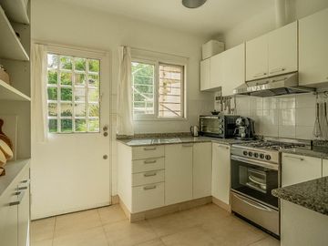 EN VENTA  V. LOPEZ DIVINA CASA DE 3 DORM ESTUDIO/PLAY JARDIN