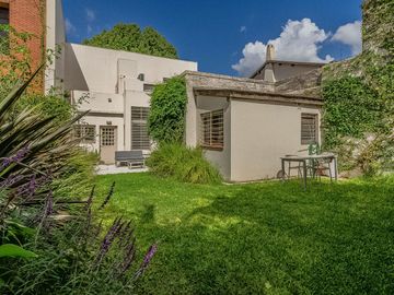 EN VENTA  V. LOPEZ DIVINA CASA DE 3 DORM ESTUDIO/PLAY JARDIN