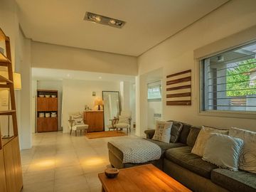 EN VENTA  V. LOPEZ DIVINA CASA DE 3 DORM ESTUDIO/PLAY JARDIN