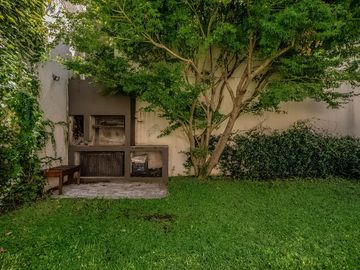 EN VENTA  V. LOPEZ DIVINA CASA DE 3 DORM ESTUDIO/PLAY JARDIN