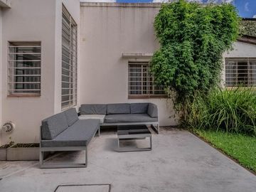 EN VENTA  V. LOPEZ DIVINA CASA DE 3 DORM ESTUDIO/PLAY JARDIN