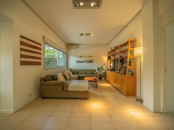 EN VENTA  V. LOPEZ DIVINA CASA DE 3 DORM ESTUDIO/PLAY JARDIN