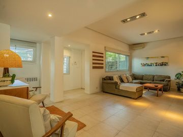 EN VENTA  V. LOPEZ DIVINA CASA DE 3 DORM ESTUDIO/PLAY JARDIN