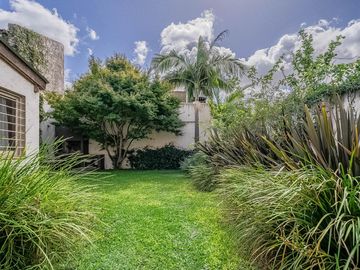 EN VENTA  V. LOPEZ DIVINA CASA DE 3 DORM ESTUDIO/PLAY JARDIN