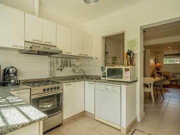 EN VENTA  V. LOPEZ DIVINA CASA DE 3 DORM ESTUDIO/PLAY JARDIN