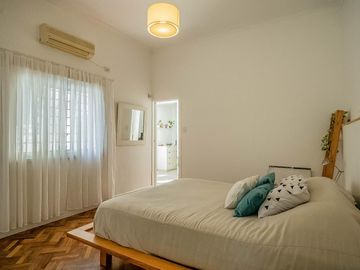 EN VENTA  V. LOPEZ DIVINA CASA DE 3 DORM ESTUDIO/PLAY JARDIN