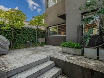 EN VENTA  V. LOPEZ DIVINA CASA DE 3 DORM ESTUDIO/PLAY JARDIN