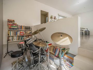 EN VENTA  V. LOPEZ DIVINA CASA DE 3 DORM ESTUDIO/PLAY JARDIN