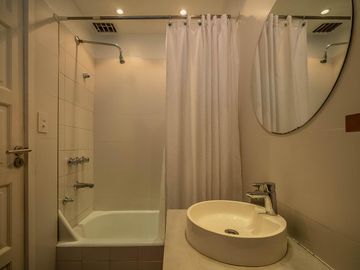 EN VENTA  V. LOPEZ DIVINA CASA DE 3 DORM ESTUDIO/PLAY JARDIN