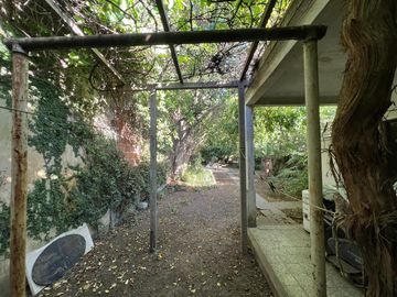 Casa de tres ambientes a reciclar en Venta