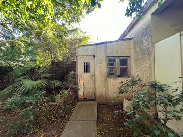 Casa de tres ambientes a reciclar en Venta