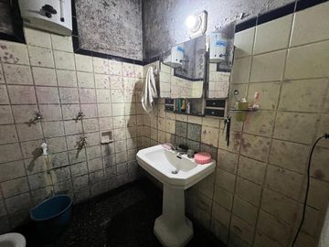 Casa de tres ambientes a reciclar en Venta