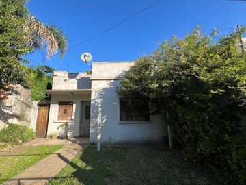 Casa de tres ambientes a reciclar en Venta