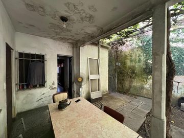 Casa de tres ambientes a reciclar en Venta