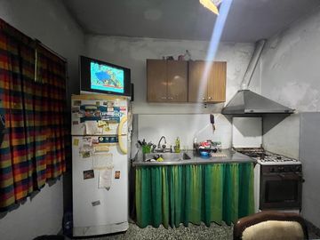 Casa de tres ambientes a reciclar en Venta