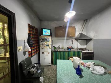 Casa de tres ambientes a reciclar en Venta