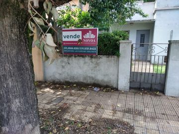 Casa de tres ambientes a reciclar en Venta