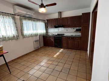 HERMOSA CASA CON JARDIN - FLORIDA OESTE