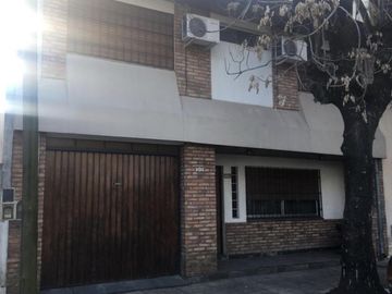 HERMOSA CASA CON JARDIN - FLORIDA OESTE