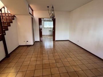 HERMOSA CASA CON JARDIN - FLORIDA OESTE