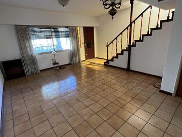 HERMOSA CASA CON JARDIN - FLORIDA OESTE