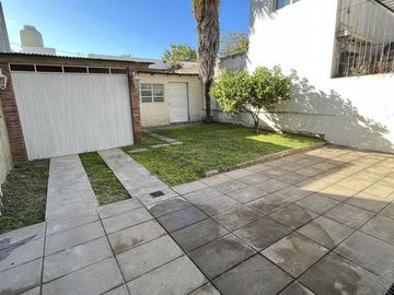 HERMOSA CASA CON JARDIN - FLORIDA OESTE