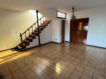 HERMOSA CASA CON JARDIN - FLORIDA OESTE