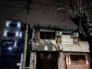 HERMOSA CASA CON JARDIN - FLORIDA OESTE