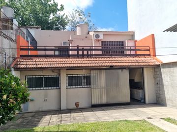 HERMOSA CASA CON JARDIN - FLORIDA OESTE