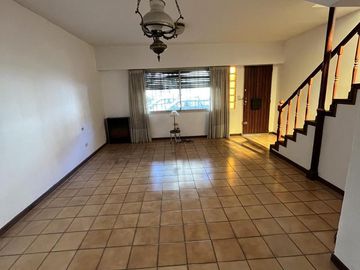 HERMOSA CASA CON JARDIN - FLORIDA OESTE