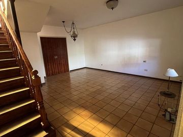 HERMOSA CASA CON JARDIN - FLORIDA OESTE