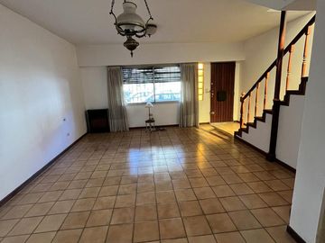 HERMOSA CASA CON JARDIN - FLORIDA OESTE