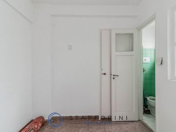 Departamento 4 ambientes, muy luminoso, balcón.