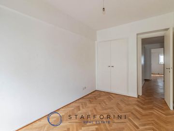 Departamento 4 ambientes, muy luminoso, balcón.