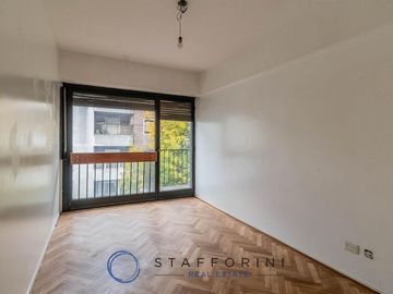 Departamento 4 ambientes, muy luminoso, balcón.