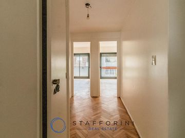 Departamento 4 ambientes, muy luminoso, balcón.