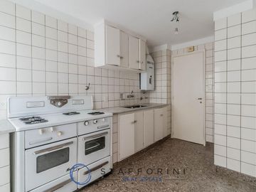 Departamento 4 ambientes, muy luminoso, balcón.