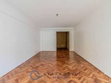 Departamento 4 ambientes, muy luminoso, balcón.