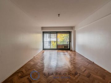 Departamento 4 ambientes, muy luminoso, balcón.