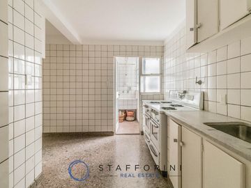 Departamento 4 ambientes, muy luminoso, balcón.