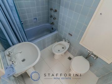 Departamento 4 ambientes, muy luminoso, balcón.